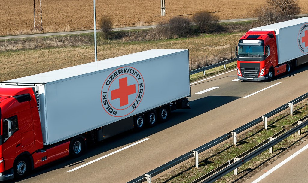 Zdjęcie transportu humanitarnego- ciężarówki na drodze szybkiego ruchu