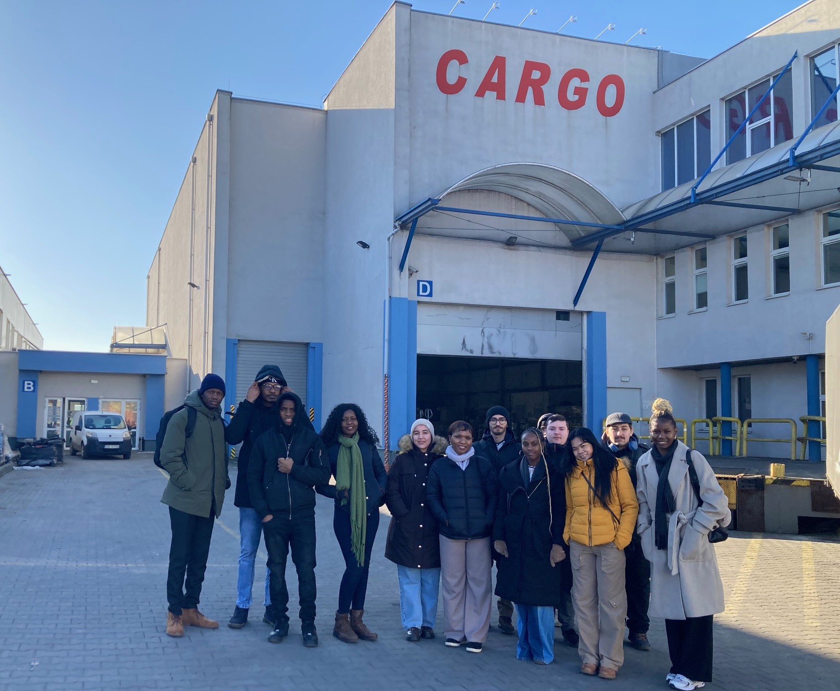 Studenci przed budynkiem Lotniczego Dworca Towarowego